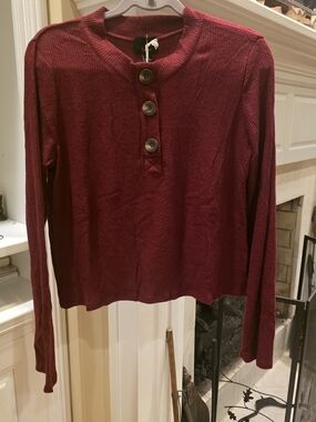 Lumiere Ribbed Henley Top in Burgundy